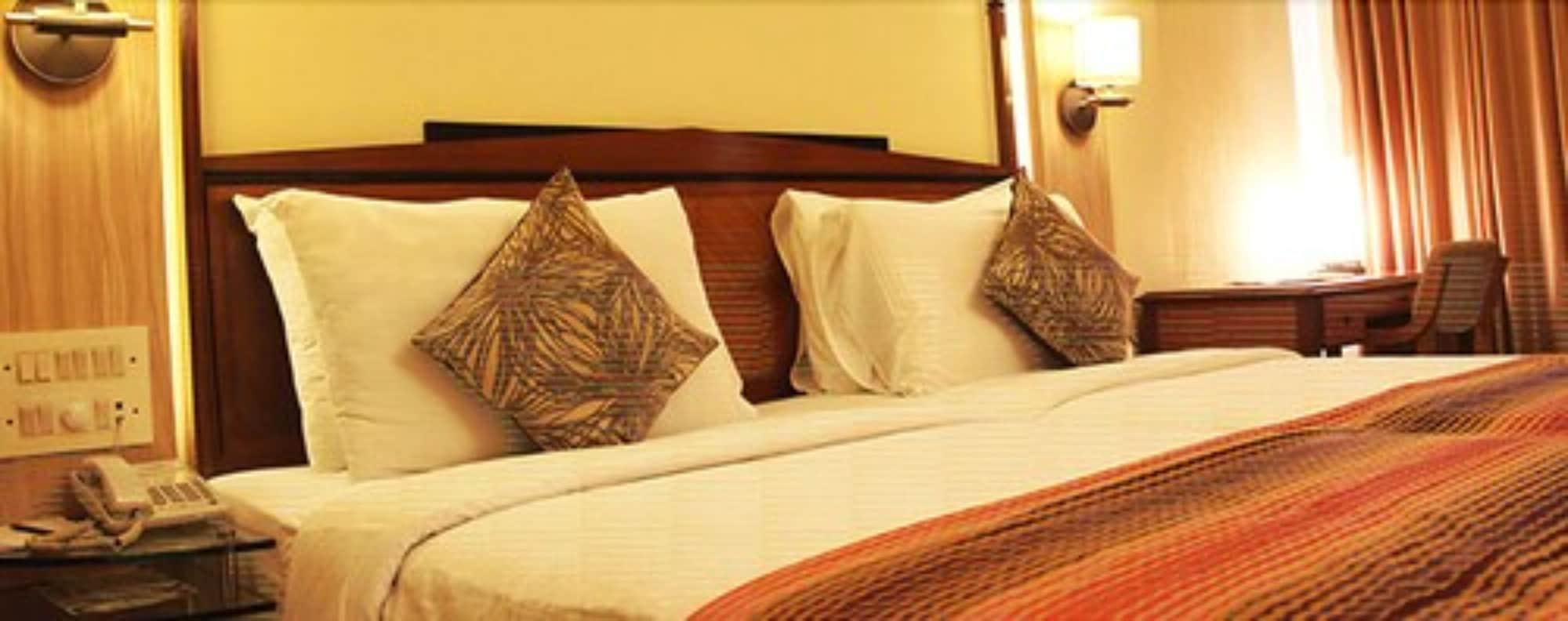 Hiltop Hotel Мумбаи Экстерьер фото