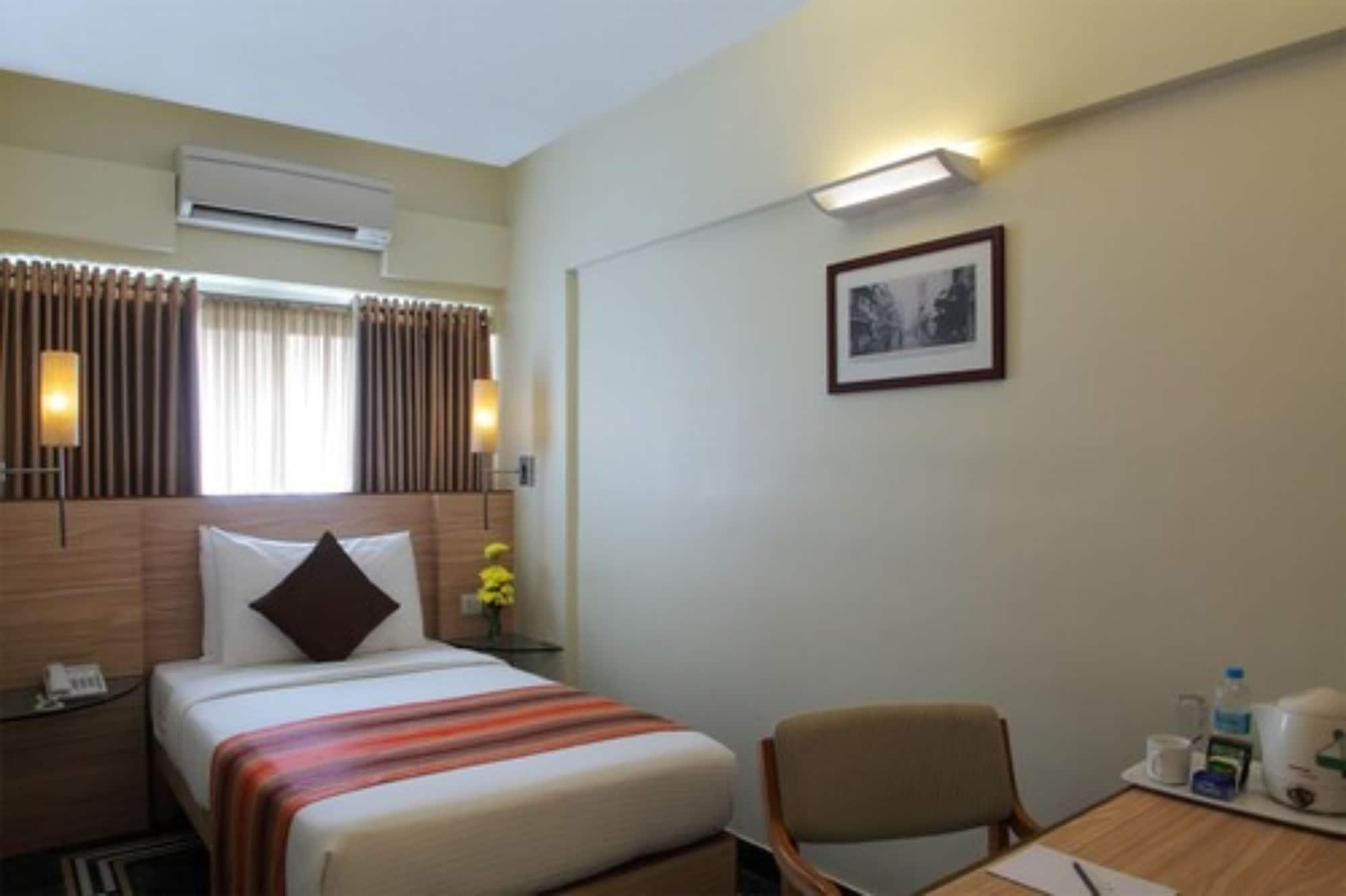 Hiltop Hotel Мумбаи Экстерьер фото