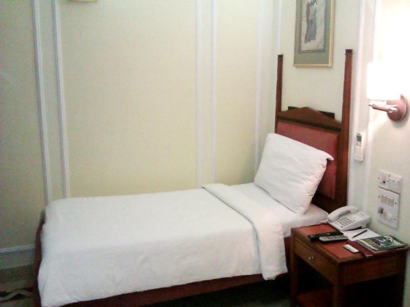 Hiltop Hotel Мумбаи Экстерьер фото